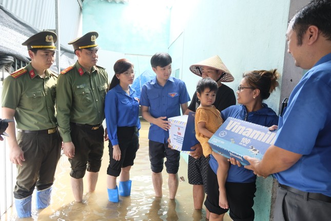 Bí thư T.Ư Đoàn thăm, tặng quà người dân vùng lũ lụt Hải Dương, Thái Bình ảnh 2