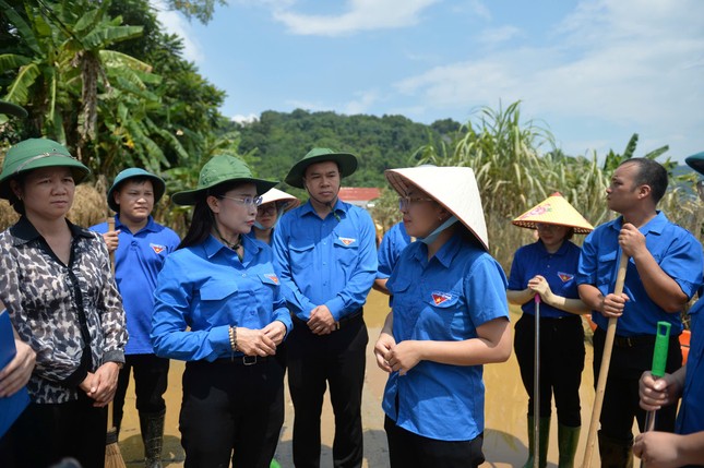 Bí thư Trung ương Đoàn thăm hỏi, trao hỗ trợ người dân vùng lũ ở Bắc Kạn ảnh 6