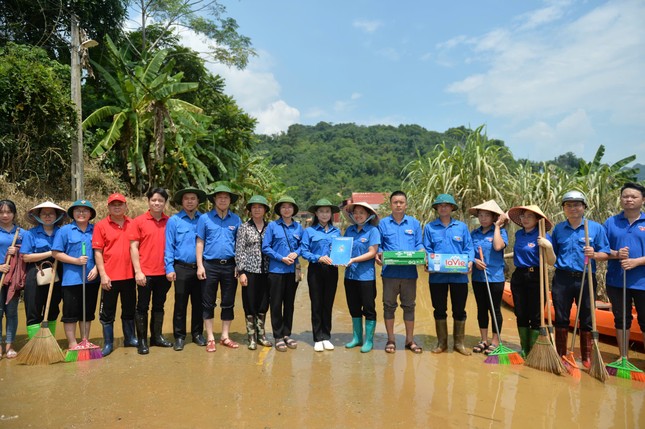 Bí thư Trung ương Đoàn thăm hỏi, trao hỗ trợ người dân vùng lũ ở Bắc Kạn ảnh 7