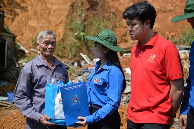 Bí thư Trung ương Đoàn thăm hỏi, trao hỗ trợ người dân vùng lũ ở Bắc Kạn ảnh 4