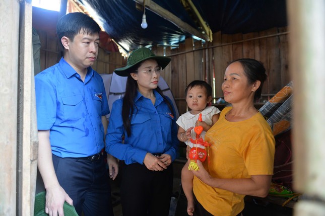 Bí thư Trung ương Đoàn thăm hỏi, trao hỗ trợ người dân vùng lũ ở Bắc Kạn ảnh 3