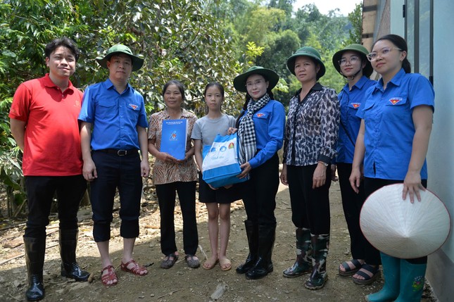 Bí thư Trung ương Đoàn thăm hỏi, trao hỗ trợ người dân vùng lũ ở Bắc Kạn ảnh 5