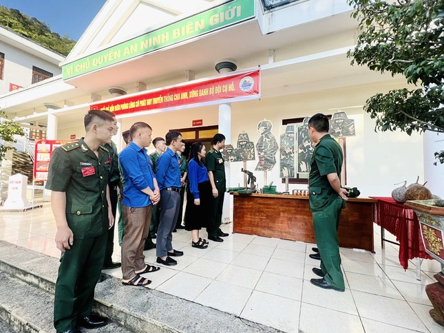 Chiến sĩ 'quân hàm xanh' Lũng Cú phát huy sức trẻ nơi địa đầu Tổ quốc ảnh 1