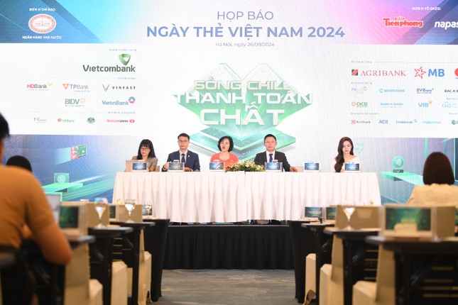 Các đại biểu trả lời báo chí về Ngày Thẻ Việt Nam 2024. Ảnh: Dương Triều.