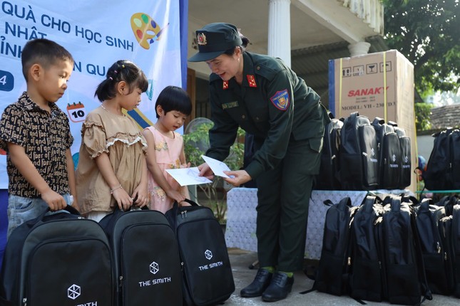 Tuổi trẻ Cảnh sát Cơ động trao nhiều học bổng, phần quà cho trẻ em vùng cao ảnh 6