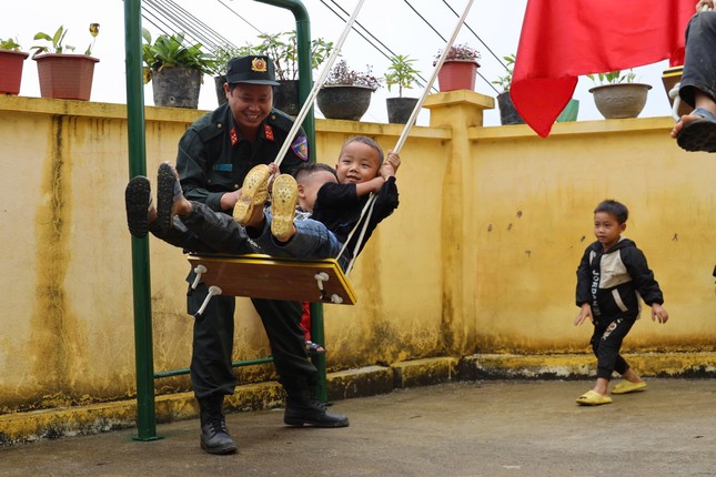 Tuổi trẻ Cảnh sát Cơ động trao nhiều học bổng, phần quà cho trẻ em vùng cao ảnh 5