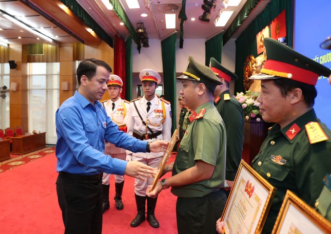 Thanh niên Công an và Quân đội đẩy mạnh học tập, làm theo Bác ảnh 16