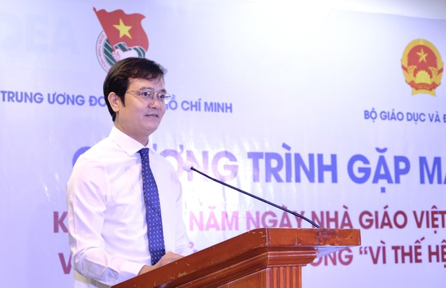 Trung ương Đoàn trao tặng Kỷ niệm chương 'Vì thế hệ trẻ' cho nhiều cán bộ ngành Giáo dục ảnh 1