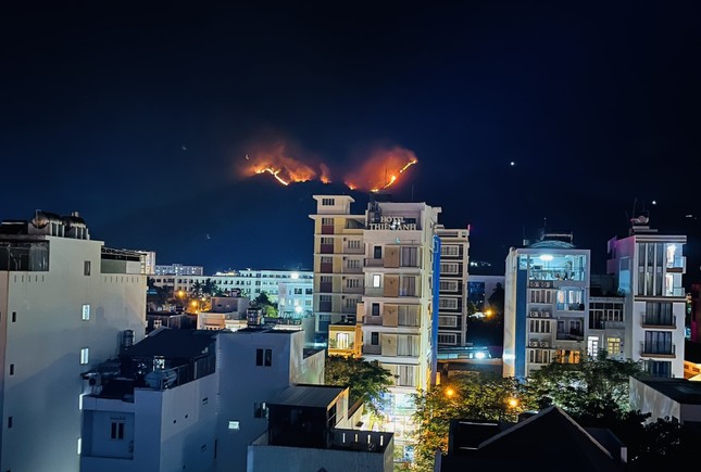 Đang cháy ngùn ngụt trên núi Cô Tiên - Nha Trang Cotien3-4553