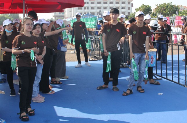 Tình nguyện viên tiếp sức ở Tiền Phong Marathon 2024 ảnh 1