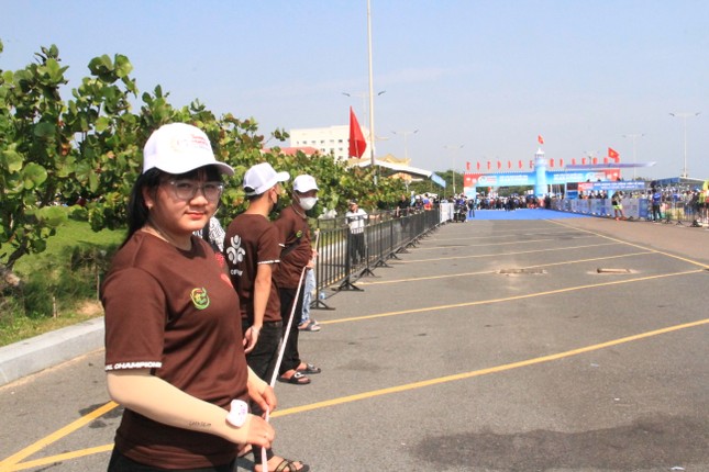 Tình nguyện viên tiếp sức ở Tiền Phong Marathon 2024 ảnh 7
