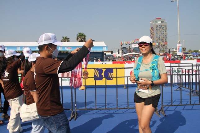 Tình nguyện viên tiếp sức ở Tiền Phong Marathon 2024 ảnh 9
