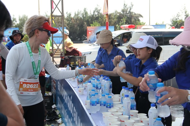 Tình nguyện viên tiếp sức ở Tiền Phong Marathon 2024 ảnh 8