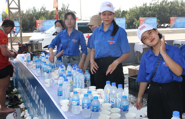 Tình nguyện viên tiếp sức ở Tiền Phong Marathon 2024 ảnh 2