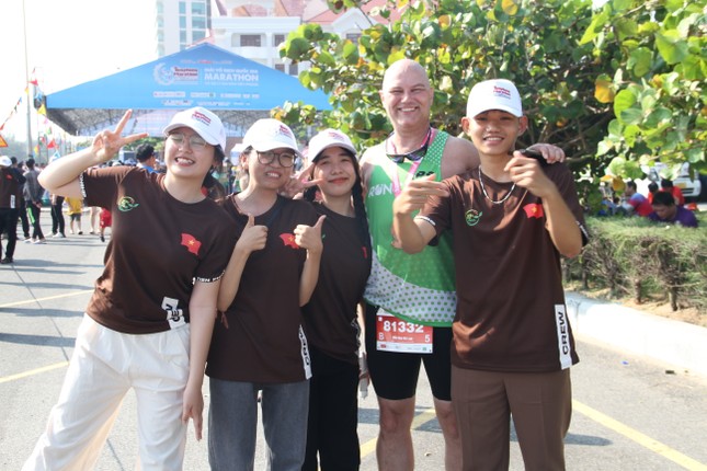 Tình nguyện viên tiếp sức ở Tiền Phong Marathon 2024 ảnh 6