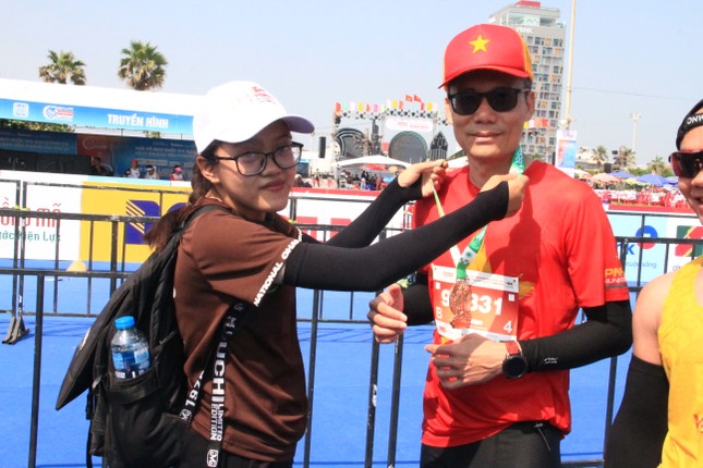 Tình nguyện viên tiếp sức ở Tiền Phong Marathon 2024 ảnh 5