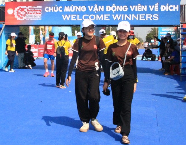 Tình nguyện viên tiếp sức ở Tiền Phong Marathon 2024 ảnh 4