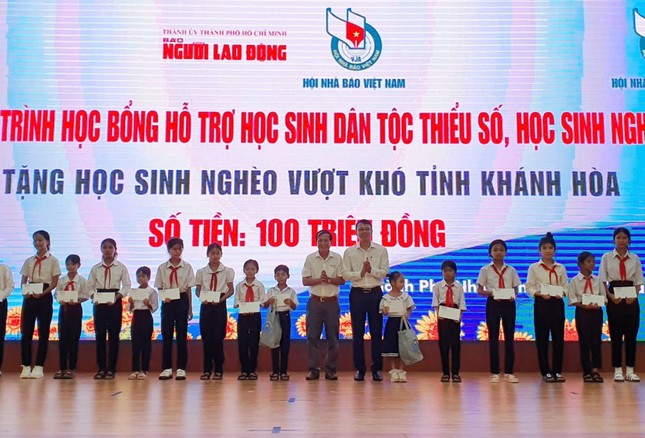 Trao 102 học bổng cho học sinh vùng sâu, con ngư dân và cán bộ, chiến sĩ Trường Sa ảnh 3