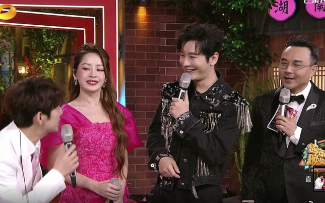Chi Pu song ca cùng Huỳnh Hiểu Minh ảnh 2