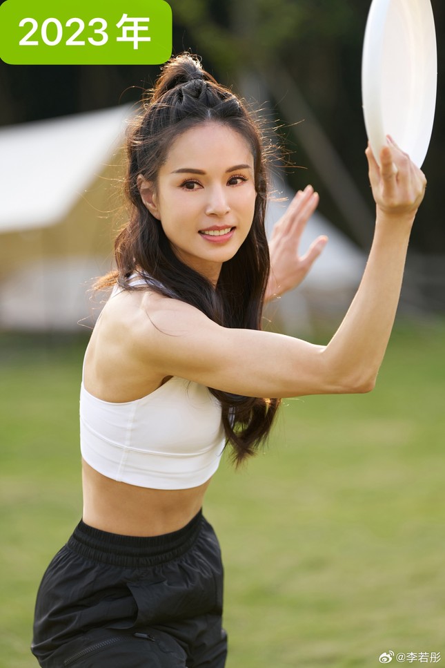 Lý Nhược Đồng khoe nhan sắc 11 năm không thay đổi ảnh 4