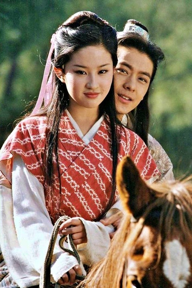 Bí mật mối quan hệ giữa Lưu Diệc Phi và cha nuôi tỷ phú ảnh 3