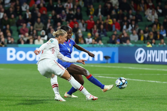Nữ Đan Mạch thắng nhẹ nhàng, vượt lên trước mặt mày Trung Quốc vô vòng 1/8 World Cup 2023 hình họa 2