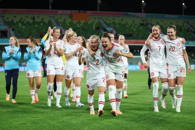 Nữ Đan Mạch thắng nhẹ nhàng, vượt lên trước mặt mày Trung Quốc vô vòng 1/8 World Cup 2023 hình họa 1