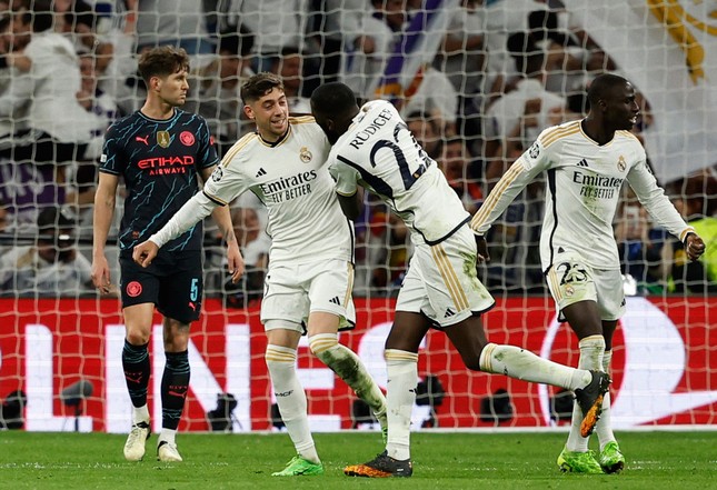 Barcelona đoạt vé đi tiếp, Real Madrid, Man City và PSG vẫn đứng trước 'cửa tử' ảnh 2