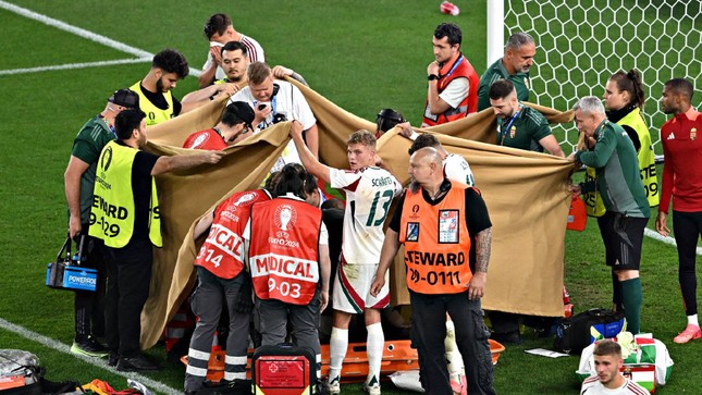 Khoảnh khắc kinh hoàng của Eriksen tái hiện ở EURO 2024, cầu thủ được đồng đội che bạt, đưa lên cáng đi viện ảnh 1