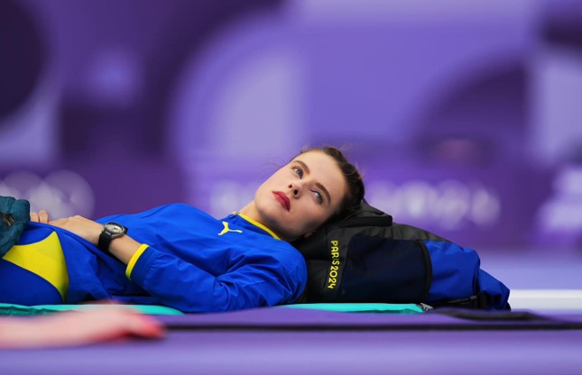 High jump 'goddess' sleeps while competing and still wins gold medal at Paris Olympics photo 1