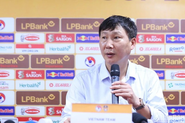 HLV Kim Sang-sik: Tôi muốn được người hâm mộ Việt Nam mến mộ như tiền bối Park Hang-seo ảnh 1