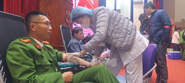 Hơn 700 người đội mưa rét hiến máu tình nguyện ở Lào Cai ảnh 6