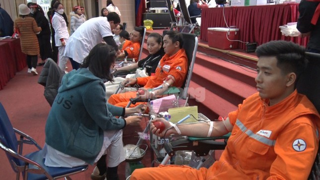 Hơn 700 người đội mưa rét hiến máu tình nguyện ở Lào Cai ảnh 4