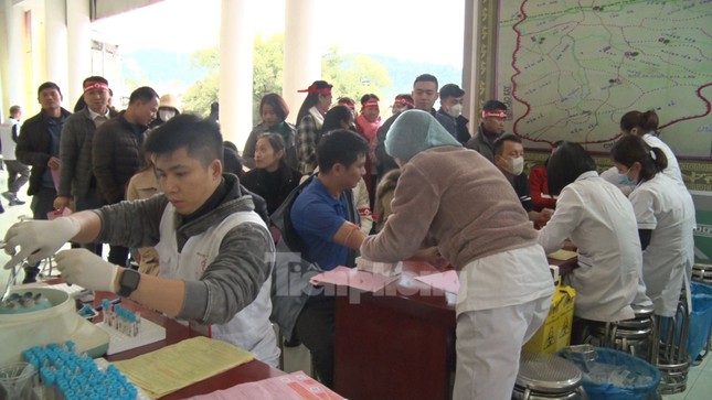 Hơn 700 người đội mưa rét hiến máu tình nguyện ở Lào Cai ảnh 3