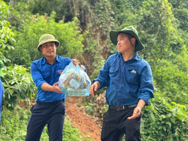 Thanh niên Yên Bái đồng hành khắc phục hậu quả sau lũ ảnh 8