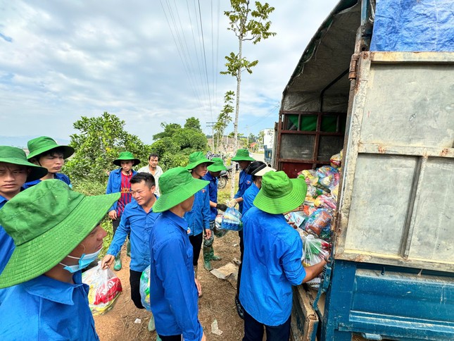 Thanh niên Yên Bái đồng hành khắc phục hậu quả sau lũ ảnh 1