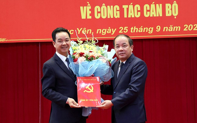 Phó Bí thư Thường trực Tỉnh ủy Tạ Văn Long trao Quyết định chuẩn y cho ông Đinh Khắc Yên giữ chức Bí thư Huyện ủy Lục Yên, nhiệm kỳ 2020 - 2025.