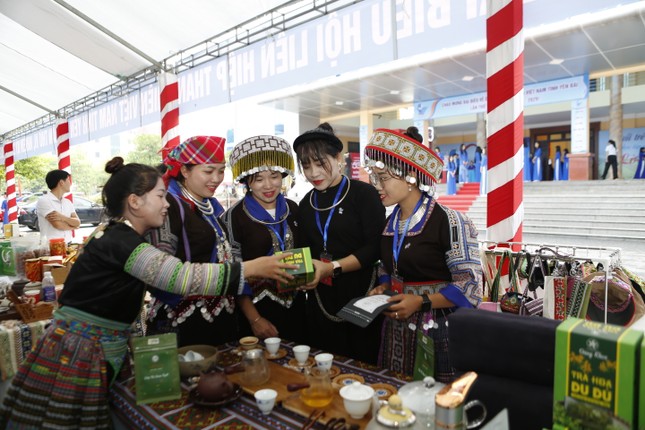 Sắc màu rực rỡ từ các thanh niên dân tộc tham dự Đại hội Hội LHTN tỉnh Yên Bái ảnh 4