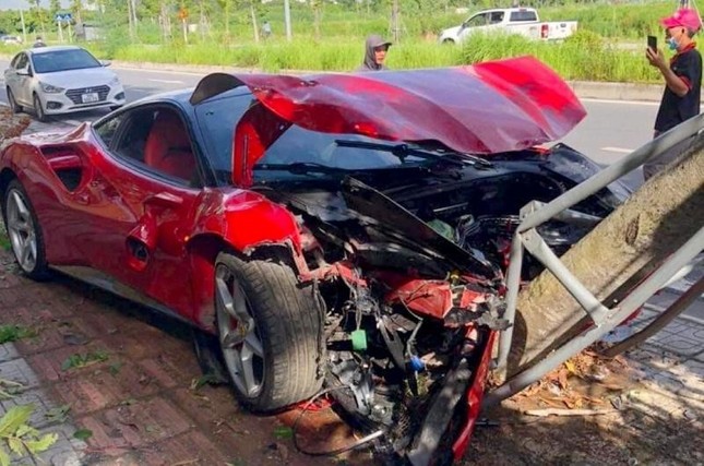 Siêu xe Ferrari 488 GTB tái xuất sau hơn một năm tông đổ cây tại Hà Nội