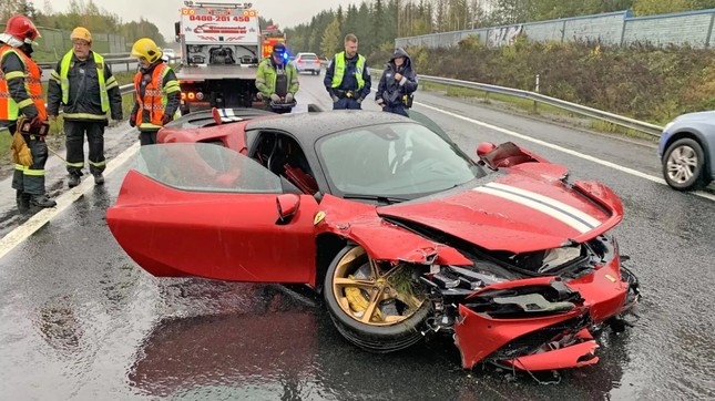 Siêu xe Ferrari gặp nạn được bồi thường kỷ lục ảnh 1