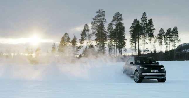 Range Rover thuần điện lần đầu lộ diện