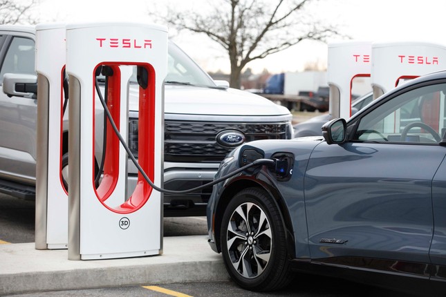 Tesla bất ngờ sa thải toàn bộ nhân viên phát triển sạc xe điện ảnh 1