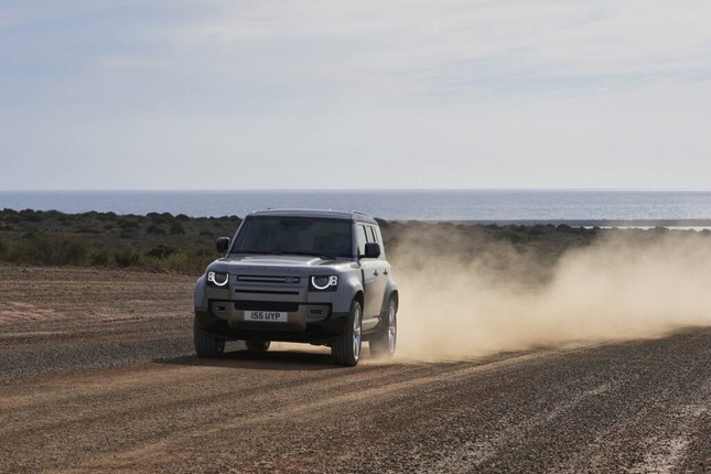Land Rover Defender thế hệ tiếp theo trình làng với động cơ mới