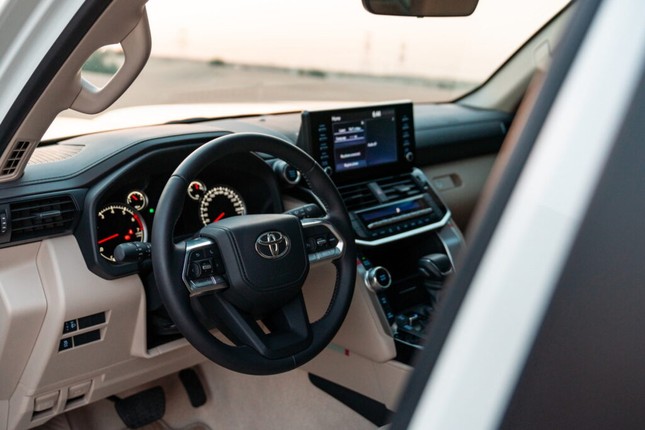 Toyota ra mắt Land Cruiser 300 bản địa hình cho dân chơi Trung Đông
