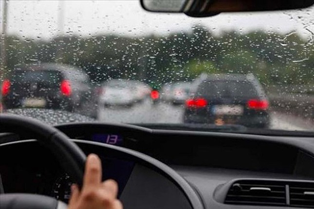 Những điều cần lưu ý khi lái ô tô dưới trời mưa bão ảnh 2