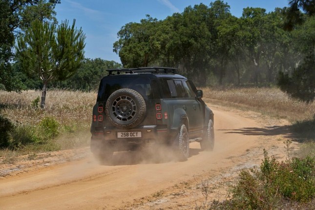 Land Rover trình làng chiếc Defender mạnh nhất lịch sử ảnh 2