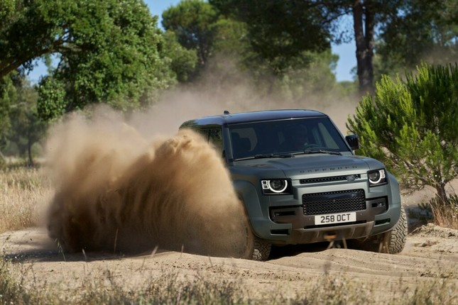 Land Rover trình làng chiếc Defender mạnh nhất lịch sử ảnh 3