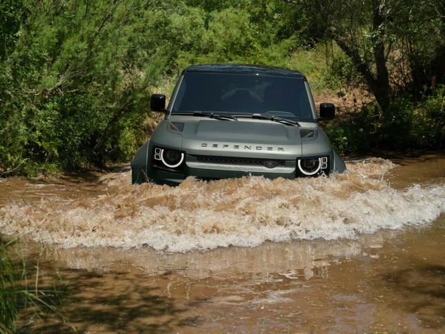 Land Rover trình làng chiếc Defender mạnh nhất lịch sử ảnh 4