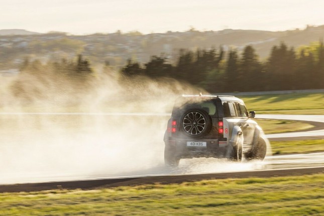 Land Rover trình làng chiếc Defender mạnh nhất lịch sử ảnh 21