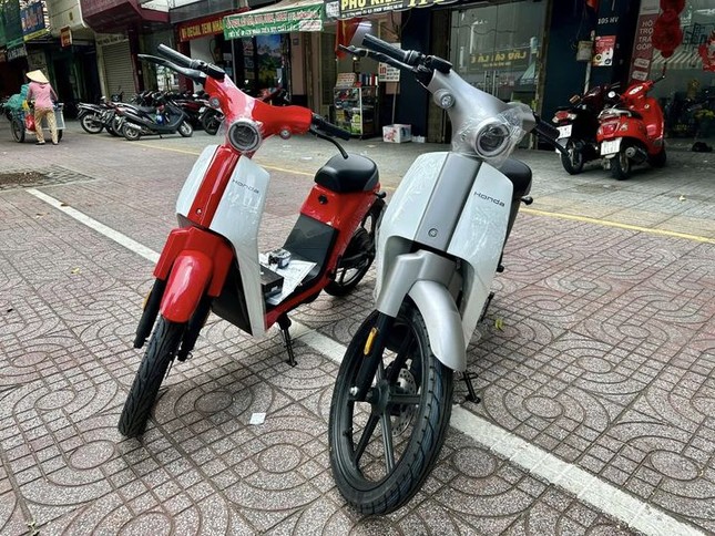 Anh em da biet Honda Cub co ca phien ban moi khong can do xang thay nhot chua - 4